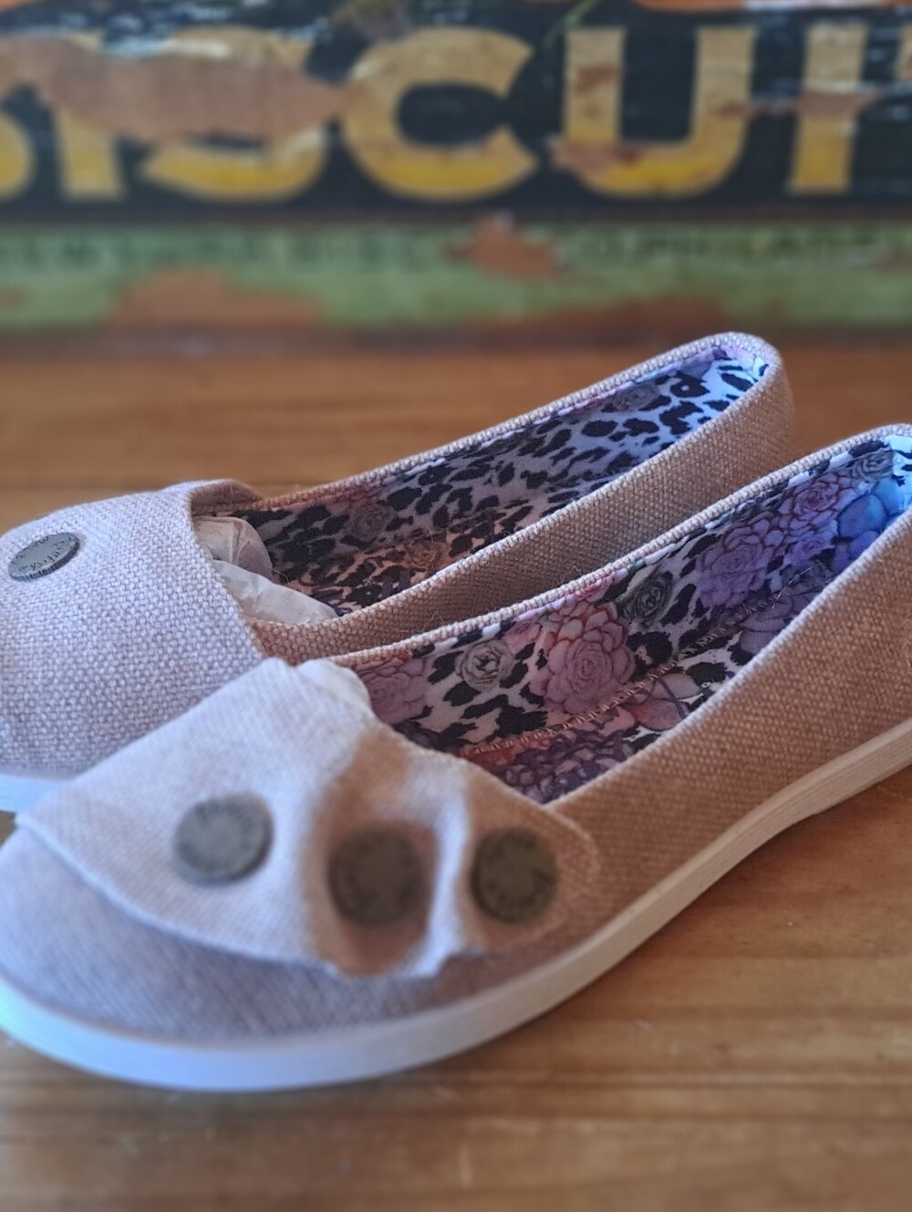 Blowfish Gogogo Slip On Shoes, Girls Size 4 Youth, Beige Canvas Sneakers